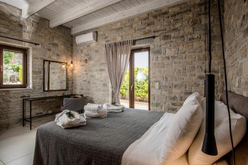 Postel nebo postele na pokoji v ubytování Casa Della Vita Gouves Cretan Luxury Villa