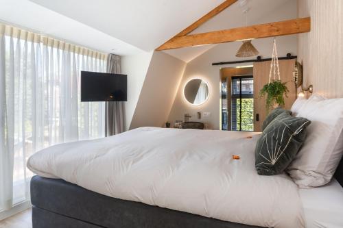 Un pat sau paturi într-o cameră la B&B De Mansarde