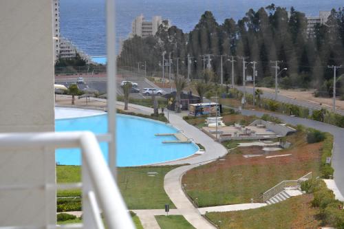 Vista de la piscina de Departamento Laguna Bahía o alrededores