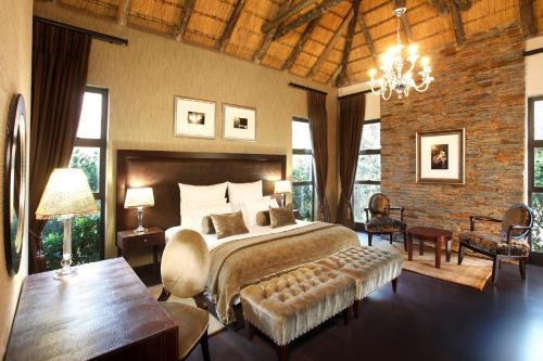 A bed or beds in a room at Valley Lodge & Spa