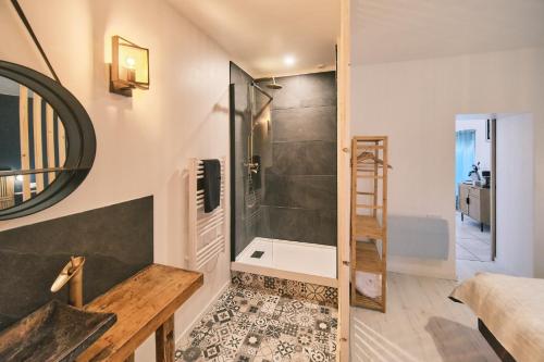 een badkamer met een douche en een houten tafel bij Chez Nico et Anne in Deyvillers