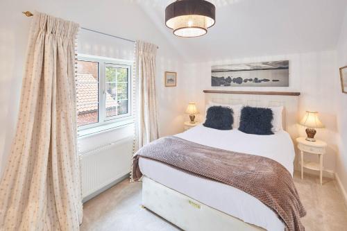 una camera da letto con un letto e una finestra di Host & Stay - Rose Cottage a Stokesley