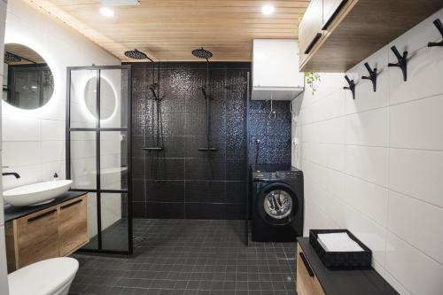Koupelna v ubytování Apartment Aurinkoranta D3 iso huoneisto merinäkymällä Kalajoki
