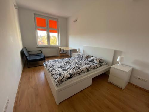 a bedroom with a bed and a desk and a window at Przyjazne mieszkanie w kamienicy blisko centrum in Wrocław