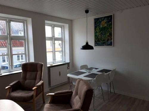 een woonkamer met een eettafel en stoelen bij Latinerkvarteret in Viborg