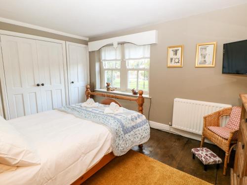 sypialnia z łóżkiem, oknem i telewizorem w obiekcie 45 South Green w mieście Darlington