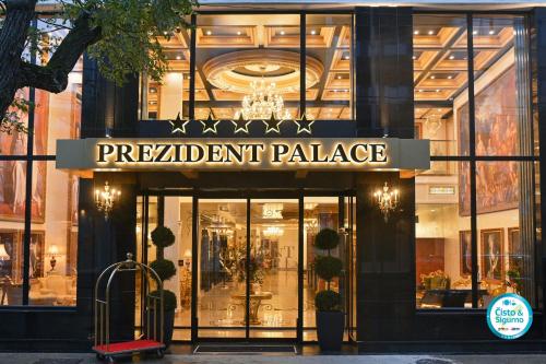 貝爾格勒的住宿－Prezident Palace Belgrade - Adults Only，书店前方有读独立宫殿的标牌