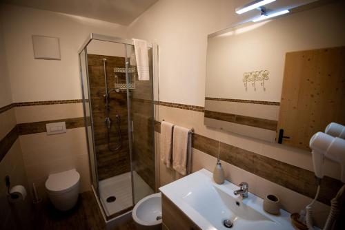 a bathroom with a toilet a sink and a bathtub at Agriturismo Dalla Natura la Salute in Giustino