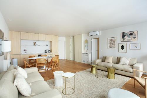 un salon avec un canapé et une table dans l'établissement Residence in the center of Paris by Studio prestige, à Paris