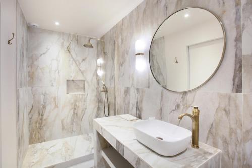 Residence in the center of Paris by Studio prestige