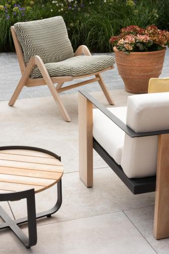 a group of chairs and a table and a chair at Hotel Iris in De Panne