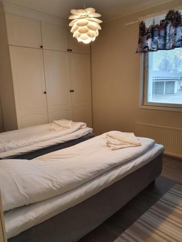 A bed or beds in a room at Jääskän Loma, Ratatie 3 asunto 1