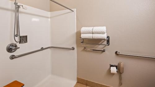 Ett badrum på Sonesta Essential Morgantown
