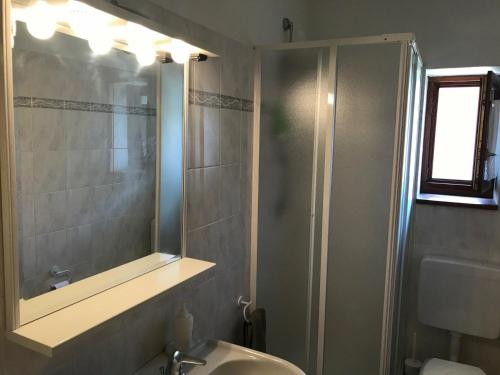 y baño con ducha, lavabo y espejo. en Appartement Montgenèvre, 2 pièces, 6 personnes - FR-1-445-119, en Montgenèvre