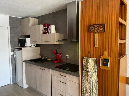 eine Küche mit einer Spüle und einer Arbeitsplatte in der Unterkunft Studio Montgenèvre, 1 pièce, 4 personnes - FR-1-445-26 in Montgenèvre