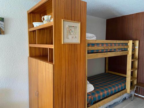 ein Zimmer mit Etagenbett und 2 Etagenbetten. in der Unterkunft Studio Montgenèvre, 1 pièce, 4 personnes - FR-1-445-26 in Montgenèvre