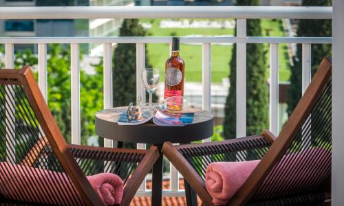 een fles alcohol op een tafel op een balkon bij Apartment Marilyn in Dubrovnik