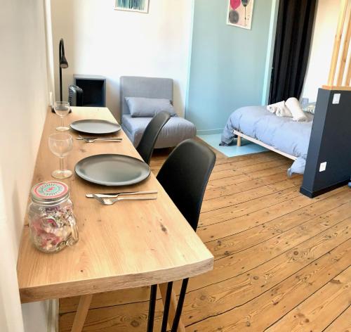 Photo de la galerie de l'établissement LE DUMON 4 - Studio NEUF LUMINEUX CALME - WiFi - GARE 200m, à Agen