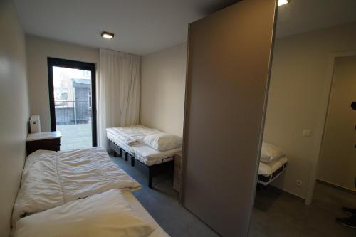 ein Hotelzimmer mit zwei Betten und einem Fenster in der Unterkunft O'Sea ref 104,105,106 in Koksijde