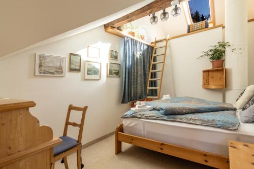 Un pat sau paturi într-o cameră la Chalet Aargovia