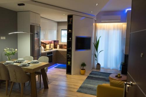 Luxurious & cozy down town home 82’