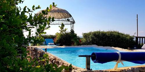 uma piscina com uma mangueira azul ao lado de um gazebo em Darna bagalil Chardonnay suite Perfect for couples em Lavon