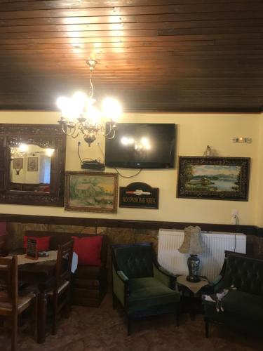 エラトホリにあるPetropanagiaの椅子とテーブル、シャンデリアのある待合室