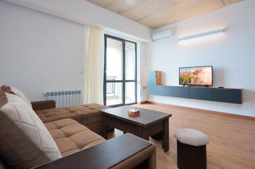 un soggiorno con divano e TV a parete di Stay Inn-Apartments on Koghbatsi 16 a Yerevan