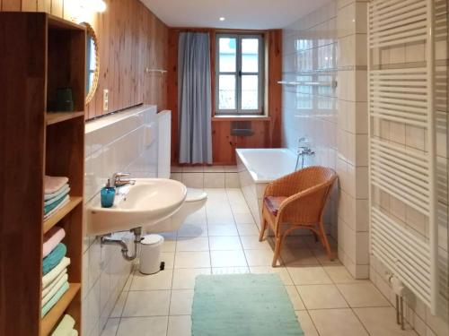 une salle de bain avec un lavabo, une baignoire et des toilettes dans l'établissement Brezelhaus, à Tangermünde