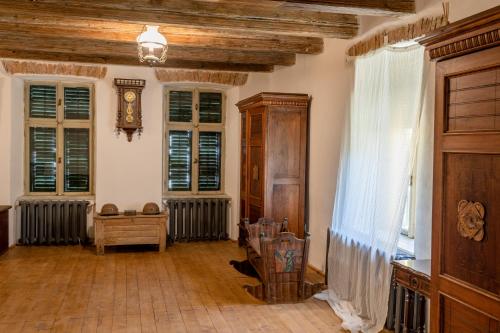 Khu vực ghế ngồi tại Șura din Seleuș - Seleuș Barn - Idyllic Countryside M Museum House
