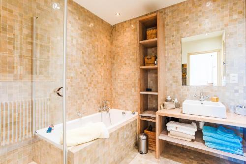 une salle de bain avec une baignoire, un lavabo et une douche dans l'établissement Villa Les Feuillets VI4250 by Riviera Holiday Hom, à Roquefort-les-Pins