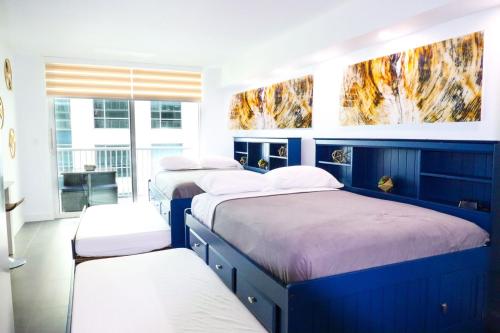 Cette chambre comprend 4 lits et une fenêtre. dans l'établissement Luxury Accommodations Brickell, à Miami
