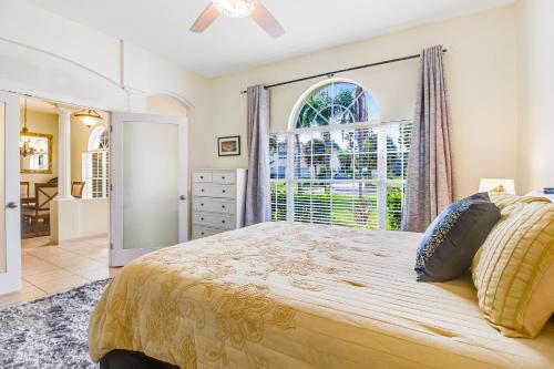una camera con un letto e una grande finestra di Formosa Elegance a Orlando