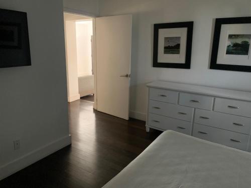 Cama o camas de habitación en LINCOLN RD-MIAMI BEACH CHARMING VACATION STUDIO and 2 BR Apartments