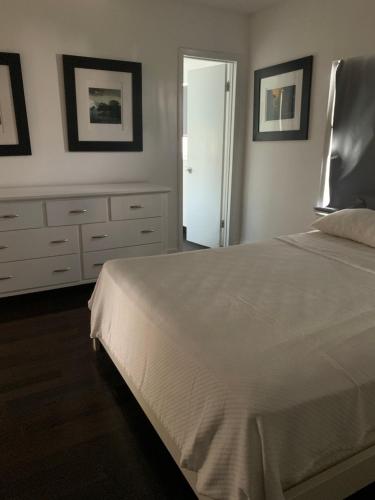 Cama o camas de habitación en LINCOLN RD-MIAMI BEACH CHARMING VACATION STUDIO and 2 BR Apartments