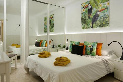 マスパロマスにあるVcv Apartamento Starのベッドルーム1室(ベッド2台、タオル付)