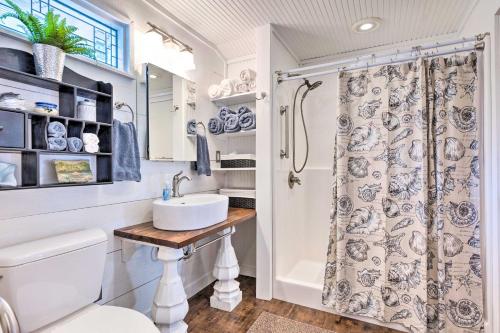 Ванная комната в Historic Biloxi Bay Cottage with Beautiful View