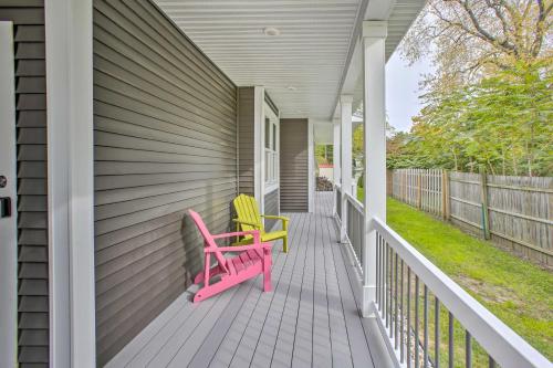 Bright Lower-Level Unit about 1 Mi to Lake Michiganにあるバルコニーまたはテラス