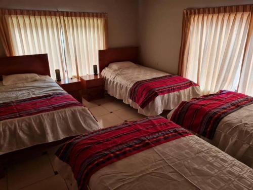 En eller flere senge i et værelse på Casa de campo Sarawasi Hostel-Restaurant