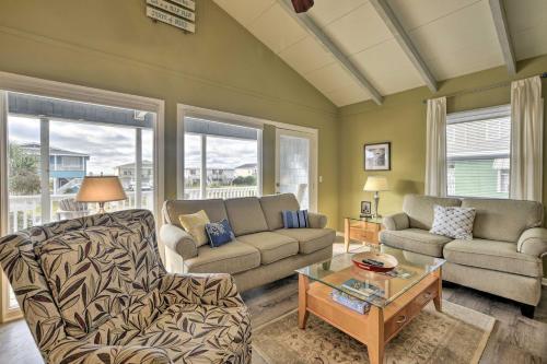 Ruang duduk di Holden Beach Family Abode - Steps to Ocean!