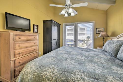 Katil atau katil-katil dalam bilik di Holden Beach Family Abode - Steps to Ocean!