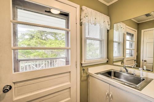 Gallery image of 2nd-Row Holden Beach Abode - Steps to Ocean! in Holden Beach