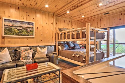 salon z łóżkiem piętrowym i kanapą w obiekcie Woodsy Retreat with Fire Pit and Resort Amenities w mieście Gatlinburg