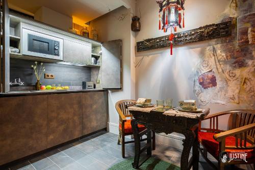 Kuchyň nebo kuchyňský kout v ubytování Suite Opium Den by Justine Apartments Apartamento turístico en Madrid Río