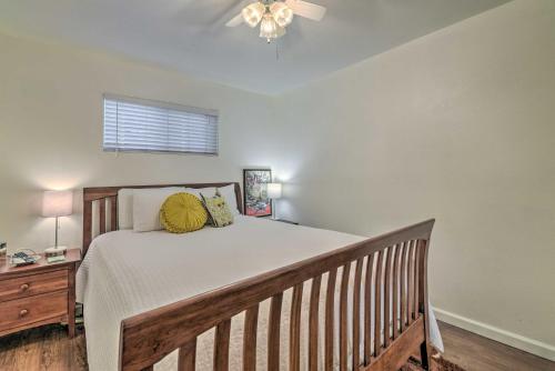 Voodi või voodid majutusasutuse Walk to Ski Slopes! Red River Condo with Fireplace toas