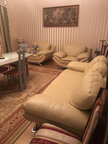 a living room with a couch and a table at УЮТНЫЙ ДОМ ДЛЯ ОТДЫХА, город-Бендеры ,Приднестровье in Bender