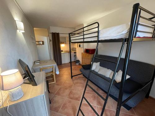 a room with two bunk beds and a desk at Immodelpas sky in Pas de la Casa