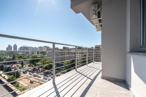 a balcony with a view of a city at Атмосферні 4 квартирина поряд, 5 станція фонтану, з власним балконом fainorent in Odesa