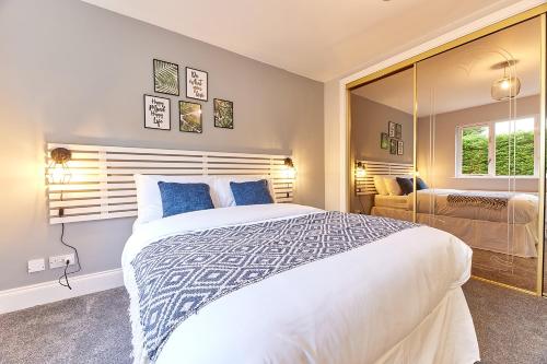een slaapkamer met een groot wit bed en een raam bij Host & Stay - Highfield in Newton on the Moor