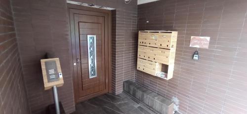 La salle de bains est pourvue d'une porte en bois et d'une commode. dans l'établissement Gallery House in Drama, à Dráma